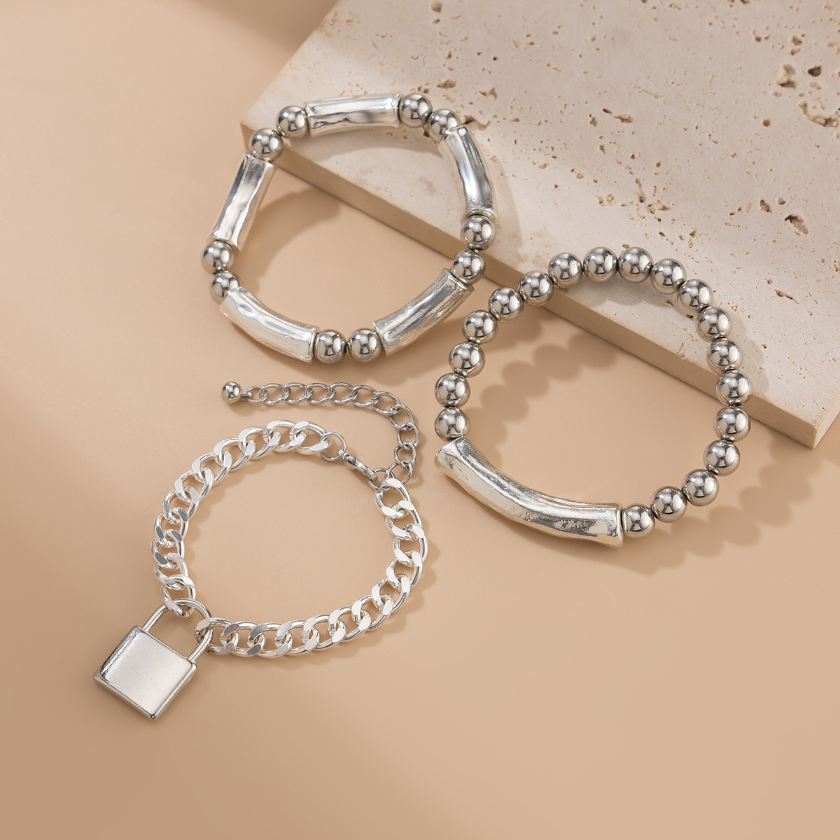 Minimally designed pearl bead bracelet with fashion sense and heart-shaped hollow Bracelet set - Bild 4